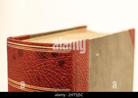 Primo piano di un vecchio libro spesso Foto Stock