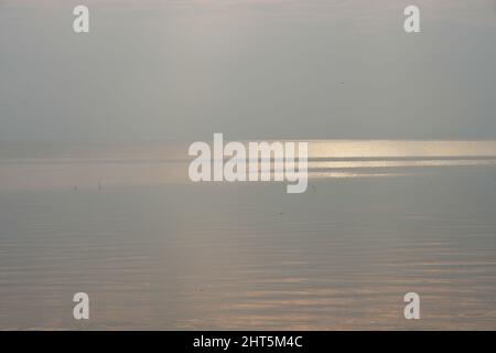 Mare di Galilea nella nebbia mattutina, Israele Foto Stock