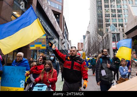 CENTRO DI VANCOUVER, BC, CANADA - 26 FEBBRAIO 2022: Protesta contro Vladimir Putin e l'invasione russa dell'Ucraina a cui hanno partecipato migliaia di persone Foto Stock