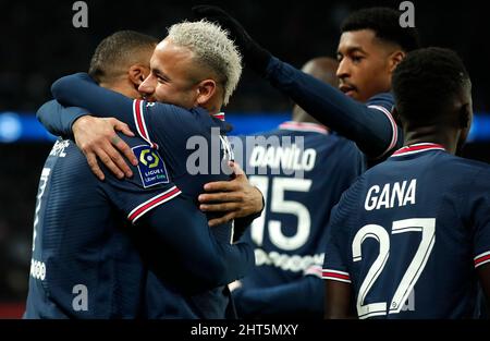 Parigi, Francia. 27th Feb 2022. Kylian Mbappe di Parigi Saint Germain (1st L) festeggia il suo obiettivo con Neymar durante una partita di calcio francese Ligue 1 tra Paris Saint Germain (PSG) e Saint Etienne a Parigi, Francia, 26 febbraio 2022. Credit: Xinhua/Alamy Live News Foto Stock