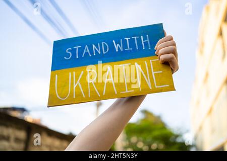 Dimostratore con targhetta "Stand with Ukraine" Foto Stock