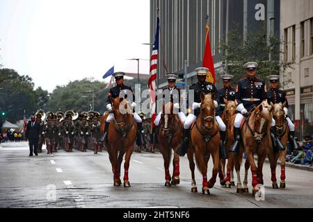 Houston, Stati Uniti. 26th Feb 2022. le guardie di bandiera marciano durante la sfilata del rodeo del centro 90th a Houston, Texas, Stati Uniti, 26 febbraio 2022. Credit: Lao Chengyue/Xinhua/Alamy Live News Foto Stock