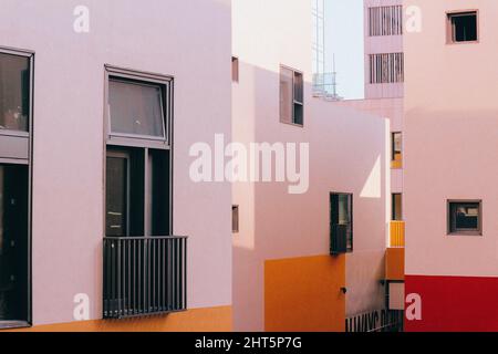 Foto verticale di edifici bianchi Foto Stock