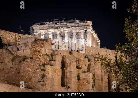 Vista ad angolo basso del Partenone di notte all'Acropoli di Atene, Grecia Foto Stock