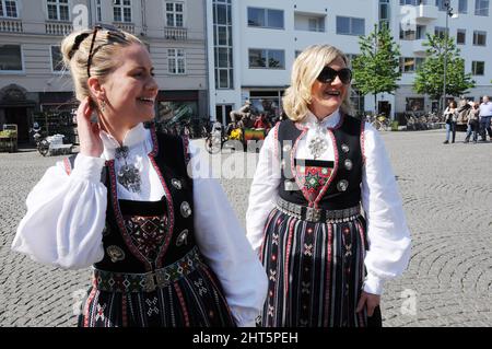 Copenaghen/Danimarca 17..Maggio 2018  Norwegain celebrare la loro festa nazionale del 17 maggio 2018 norvegese con abito nazionale e con la loro bandiera norwegain in Copenhagen.. (Foto.Francesco Giuseppe decano / Deanpictures. Foto Stock