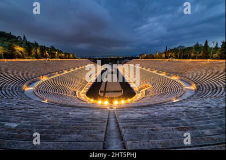 Stadio Panatinaico illuminato ad Atene, Grecia al crepuscolo Foto Stock