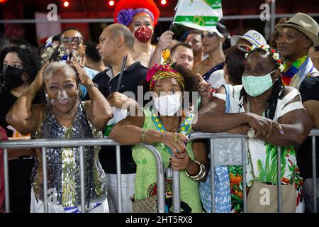 Rio de Janeiro, Brasile. 26th Feb 2022. Gli spettatori testimoniano l'evento di apertura del Carnevale della città di Rio de Janeiro nella Cidade do Samba. La sfilata ufficiale delle scuole di samba di Rio de Janeiro non avrà luogo fino ad aprile, in quanto è stato rinviato quest'anno a causa dello scoppio del coronavirus (Covid-19). Credit: Fernando Souza/dpa/Alamy Live News Foto Stock