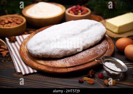 Ricetta tradizionale per dolci natalizi con ingredienti isolati su sfondo di legno Foto Stock