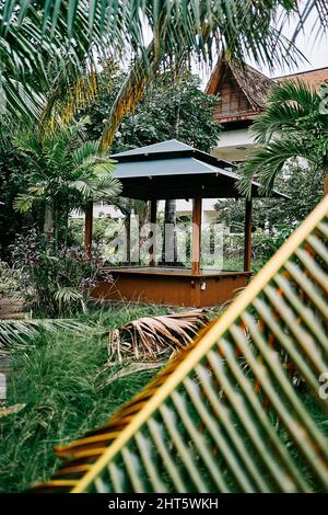Bungalow in stile tropicale in un resort Foto Stock