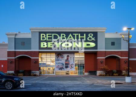 New Hartford, New York - 24 feb 2022: Vista completa dell'ingresso del Bed Bath & Beyond Building Exterior presso la Consumer Square nell'area di Utica. È un Cha statunitense Foto Stock