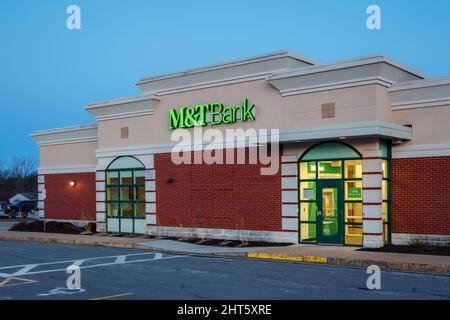 New Hartford, New York - 24 febbraio 2022: Primo piano Vista notturna dell'ingresso della M&T Bank. M&T Bank Corporation è una banca americana con sede centrale Foto Stock