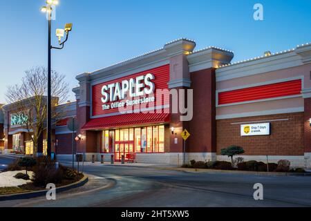 New Hartford, New York - 24 feb 2022: Primo piano Vista notturna di Staples l'Office Superstore Building Exterior. Staples Inc. È un rivenditore di uffici negli Stati Uniti Foto Stock