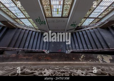 Bella vecchia scala all'ingresso principale della sede della polizia a Francoforte Foto Stock