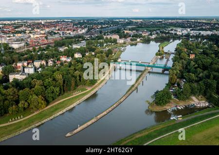 Opole, vista aerea del fiume Odra Oder, ponte, Isola Bolko e Pasieka. Polonia, a fine estate. Colpo di drone. Foto Stock