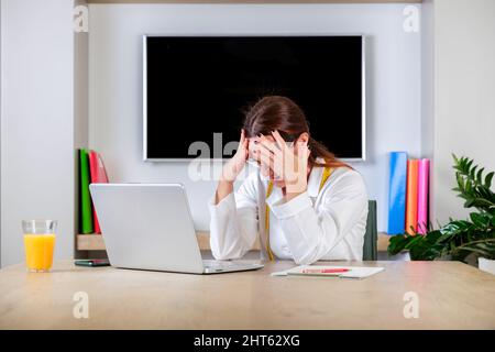 Giovane donna nutrizionista che lavora di lato con espressione dubbia e scettica. Medico dietologo stressato e frustrato con mano sulla testa Foto Stock