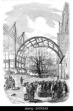 The Great Exhibition Building in Hyde Park - innalzare le costole del tetto del transetto, 1850. 'Le straordinarie risorse dei contraenti del "Palazzo di Cristallo" non hanno avuto occasione più adatta per la loro esposizione che nella messa in opera delle massicce nervature circolari per il tetto del transetto. Il principe Alberto, nella sua visita della settimana scorsa, ha assistito in modo speciale, con grande e riconosciuto interesse, all'operazione di alzarne e fissarne un paio. Circa tre quarti d'ora erano occupati prima che fossero depositati saldamente nei loro posti. Solo due rimangono ora dell'intero numero che forma il tra Foto Stock