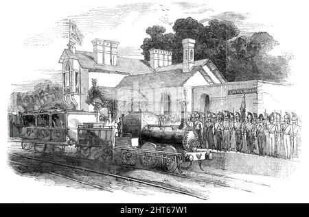 Arrivo di sua Maestà alla stazione ferroviaria di Castle Howard, 1850. La Regina Vittoria visita il Conte di Carlisle nel North Yorkshire. 'Nonostante lo stato sfavorevole del tempo... il numero di persone si è bloccato dal quartiere circostante per testimoniare l'arrivo di sua Maestà. Treni carichi di soggetti leali arrivarono da Scarborough; e abbiamo incontrato una signora indifatabile che era venuta fino a Bath per avere una buona vista di sua Maestà e della famiglia reale. Alla stazione ferroviaria di Castle Howard, che è a circa tre miglia dalla sede del Conte di Carlisle, un po 'molto semplice pr Foto Stock