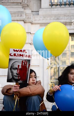 Manifestazione contro l'invasione dell'Ucraina da parte della Russia a Whitehall, Londra 26th febbraio 2022 Foto Stock