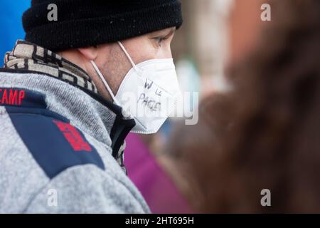 Massa, Italia - 26 febbraio 2022 - l'uomo indossa una maschera protettiva con l'iscrizione Viva la Pace durante una manifestazione contro il Foto Stock