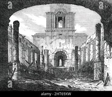 Le rovine [della Chiesa di Sant'Anna], disegnate dall'estremità orientale, 1850. La mattina del Venerdì Santo, alle otto e mezzo, gli abitanti del quartiere in cui si trova la Chiesa di Sant'Anna, a Limehouse [a Londra], erano molto allarmati dal forte e irregolare squillo delle campane della Chiesa... un uomo di nome William Rumbold, abituati ad accendere i fuochi della stufa, e a prestare attenzione al riscaldamento della chiesa, [aveva] entrato nell'edificio e procedette con i suoi doveri. Aveva acceso entrambe le stufe, quando, alle otto e mezzo-passate, ha percepito un forte odore di legno che brucia, e poco dopo Foto Stock