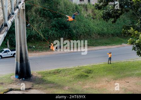 Salvador, Bahia, Brasile - 17 settembre 2017: Rapel praticante fare marbalismi estremi e pericolosi. Salvador Bahia Brasile. Foto Stock