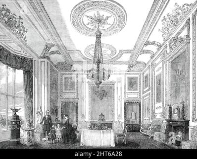 The White Drawing-Room, Castello di Windsor, 1850. 'Il White Drawingroom è una camera nobile, con una spaziosa finestra a golfo che raggiunge dal pavimento al soffitto, ed è spesso utilizzato come sala per la colazione da sua Maestà...le pareti...sono dipinte di bianco, l'intero ornamento delle pareti e del soffitto è riccamente dorato. Le due porte sul lato sud della stanza...sono...di ebano, con arricchimento di ormolu. Grandi lastre di vetro-osservante sono nelle porte, e anche sopra il fuoco-luogo... i drappeggi alla finestra sono di damasca di satin di cremisi... nella baia della finestra, su un piedistallo alto Foto Stock