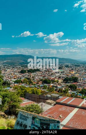 Veduta aerea verticale della città di Oaxaca de Juarez Foto Stock