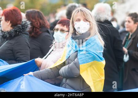 Massa, Italia - 26 febbraio 2022 - le donne ucraine dimostrano contro l'invasione dell'Ucraina da parte della Russia Foto Stock