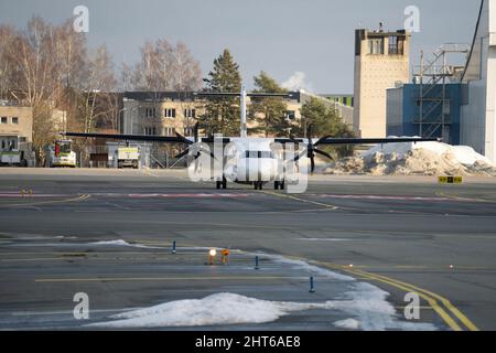 15-01-2022 riga, Lettonia aereo passeggeri bianco volare su sulla pista di decollo dall'aeroporto Foto Stock