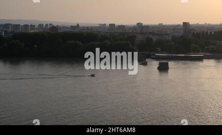 Vista pomeridiana sul Danubio dalla Fortezza di Petrovaradin Foto Stock
