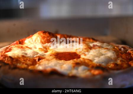 Cottura in pietra Margherita Pizza nel forno per pizza, ricetta italiana Foto Stock
