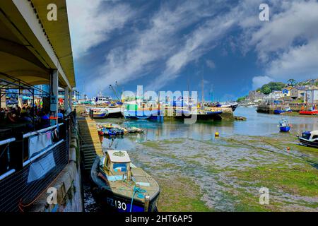 Una vista delle barche nel porto di Brixham Foto Stock