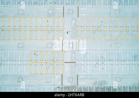 Scatto dall'alto verso il basso di un parcheggio auto vuoto Foto Stock