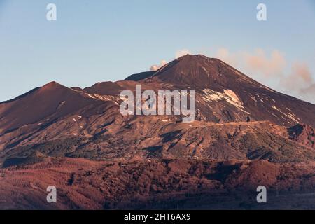 L'Etna all'alba, vista dalla cittadina di Trecastagni sulle pendici meridionali (Sicilia, Italia) Foto Stock