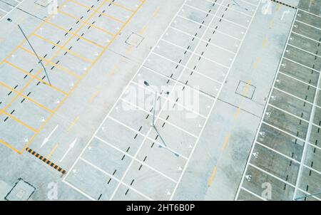 Scatto aereo ad alto angolo di un parcheggio auto vuoto Foto Stock