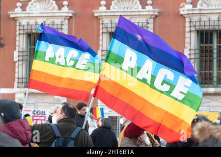 Massa, Italia - 26 febbraio 2022 - bandiere di pace volano durante una manifestazione contro la guerra in Ucraina Foto Stock