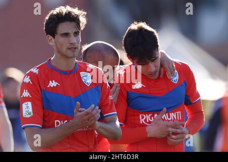 Como, Italia. 26th Feb 2022. Andrea Cistana (Brescia Calcio) saluta i tifosi durante Como 1907 vs Brescia Calcio, partita di calcio italiana Serie B a Como, Italia, Febbraio 26 2022 Credit: Independent Photo Agency/Alamy Live News Foto Stock