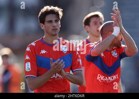 Stadio Giuseppe Sinigaglia, Como, 26 febbraio 2022, Andrea Cistana (Brescia Calcio) saluta i tifosi durante il Como 1907 vs Brescia Calcio - italiano Foto Stock