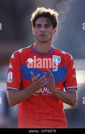 Stadio Giuseppe Sinigaglia, Como, 26 febbraio 2022, Andrea Cistana (Brescia Calcio) saluta i tifosi durante il Como 1907 vs Brescia Calcio - italiano Foto Stock