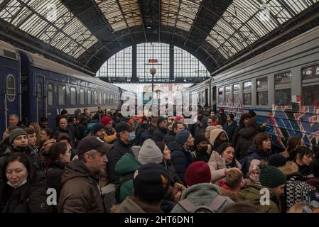 Lwiw, Ucraina. 26th Feb 2022. Persone in attesa in stazione per salire a bordo del treno che va da Lviv (Lviv) alla Polonia. Oggi erano in funzione solo due treni e solo donne e bambini potevano salire a bordo. Molti sono rimasti indietro. Il presidente russo Vladimir Putin ha lanciato l'attacco contro l'Ucraina giovedì mattina. Credit: Vincent Haiges/dpa/Alamy Live News Foto Stock