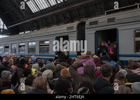 Lwiw, Ucraina. 26th Feb 2022. La gente spinge e tira mentre tutti cercano di salire sul treno per la Polonia alla stazione. Oggi erano in funzione solo due treni e solo donne e bambini potevano salire a bordo. Molti sono rimasti indietro. Il presidente russo Vladimir Putin ha iniziato l'attacco contro l'Ucraina giovedì mattina. Credit: Vincent Haiges/dpa/Alamy Live News Foto Stock