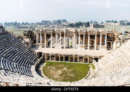 Hierapolis Amphitheater nell'antica città greco-romana di Pamukkale Foto Stock