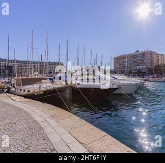 Savona, Italia - 26 febbraio 2022: Barche a vela nel porto turistico. Foto Stock
