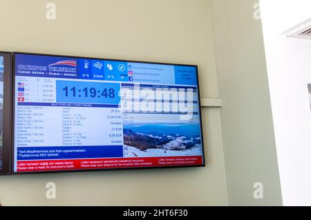 Olympos Teleferik funivia tram al punto di vertice del Tahtali 2365m biglietteria che fornisce la vista della fotocamera e le informazioni sulla vetta Foto Stock