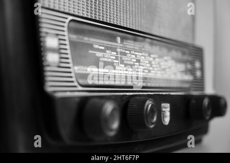 Un primo piano in bianco e nero di una radio d'epoca. Foto Stock