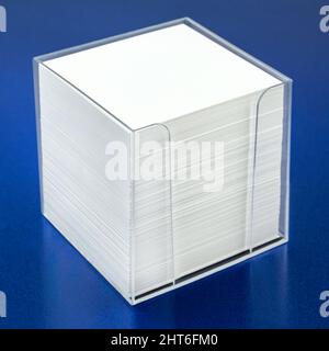 Scatola di blocco note trasparente con carta bianca su sfondo blu Foto Stock