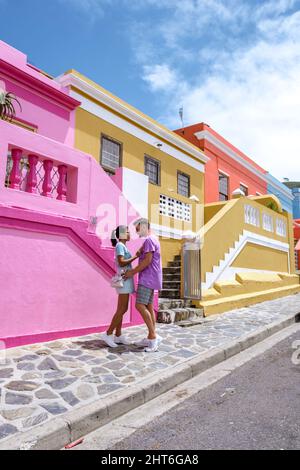 Bo Kaap Township a Città del Capo Febbraio 20202, casa colorata a Città del Capo Sud Africa. Bo Kaap. Coppia uomo e donna visita il colorato quartiere di Bo Kaap Foto Stock