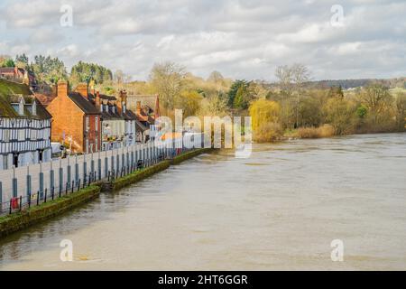 Le difese delle alluvioni sul fiume sette a Bewdley Foto Stock