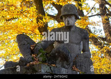 Una foto d'archivio di un memoriale di guerra tedesco dedicato ai soldati caduti durante la prima e la seconda guerra mondiale in una settimana in cui la Germania ha annunciato che sarebbe l'invio de Foto Stock