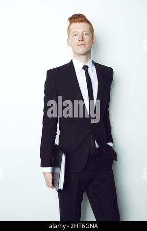 HES l'uomo d'affari moderno. Studio ritratto di un bel e alla moda giovane uomo d'affari. Foto Stock